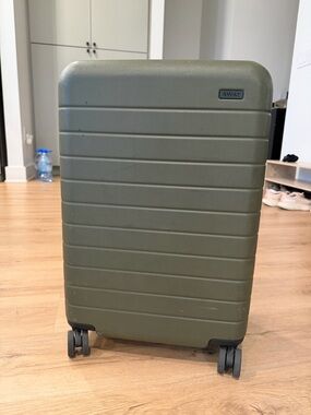Away Hardshell (Bigger) Carry-On in Olive Green